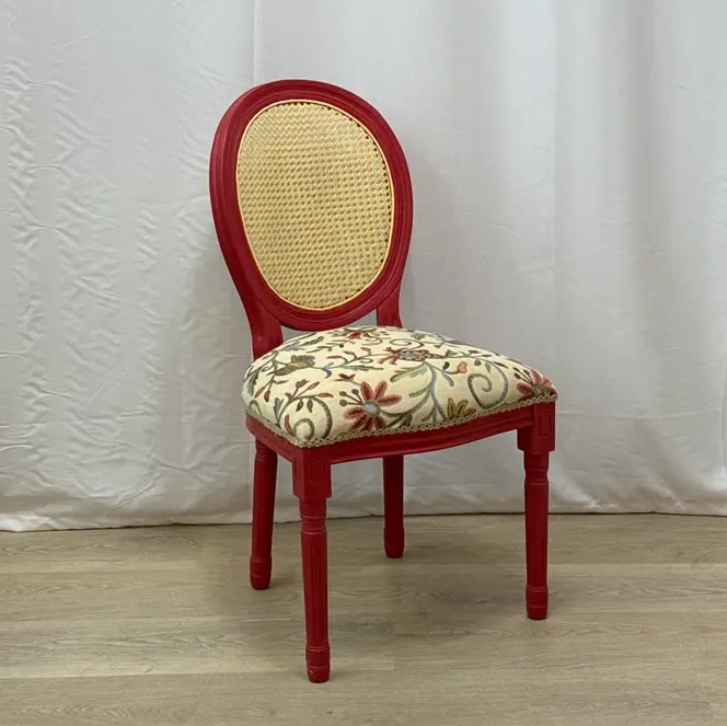 Cadira vermella reixeta i tapissada