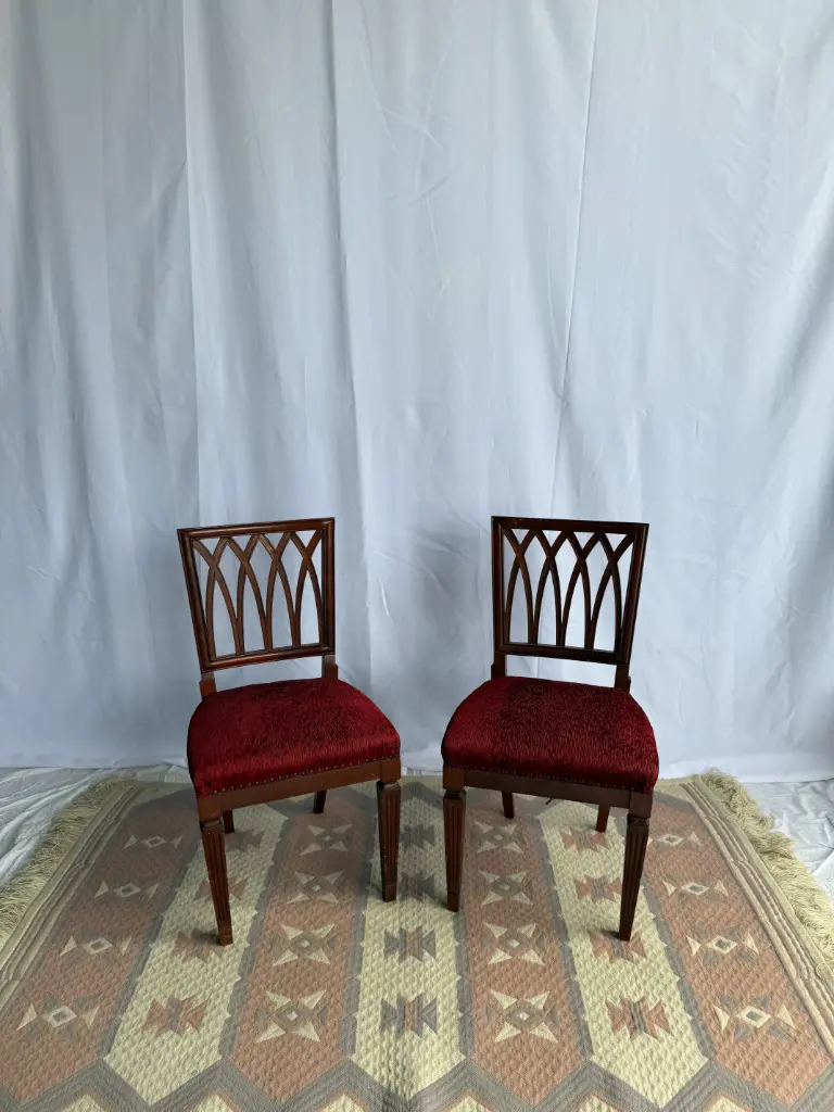 Dues cadires clàssiques