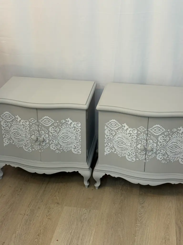 Tauleta de nit gris amb sanefa blanca