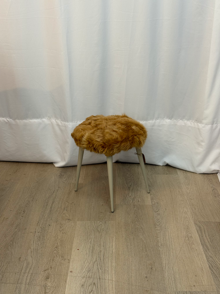 Tamboret de pèl natural reciclat